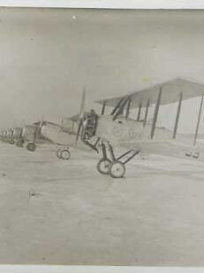 Valokuvassa 11 kpl V.L. Sääski koneita pyörillä